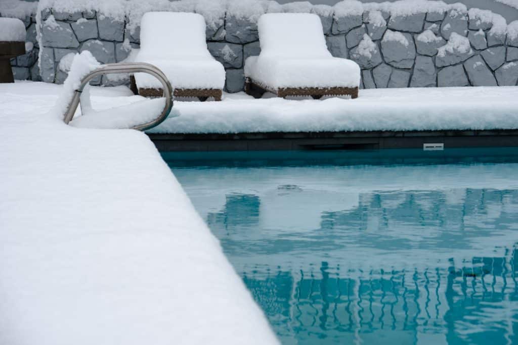 piscine sous la neige