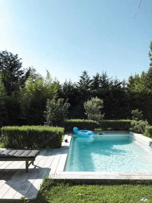 Aménagement extérieur : piscine avec bain de soleil Piscine avec bain de soleil extérieur